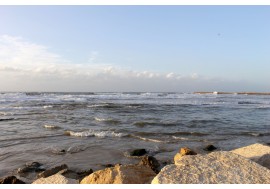 Волны средиземного моря, каменистый берег
