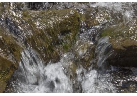 Водопады и пороги на горной реке