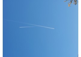 Следы от самолетов на небе