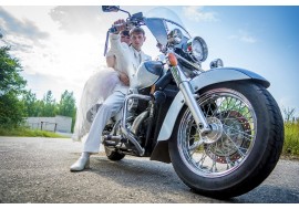 Жених с невестой на мотоцикле